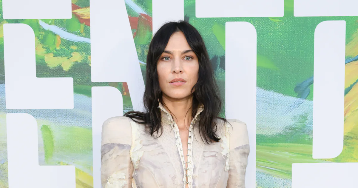 Alexa Chung trug einen verkehrt herum angezogenen Anzug auf Londons ...