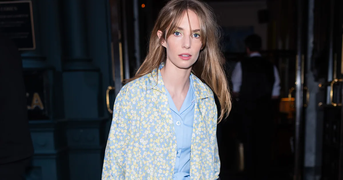 Maya Hawke Sparks Up the '60s Shirt Dress