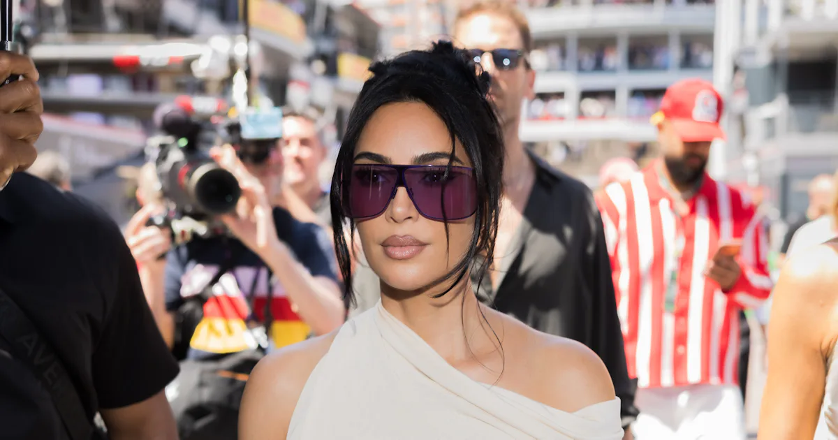 Kim Kardashian feierte ihr Debüt als Spielerfrau in der Formel 1 in einem ...