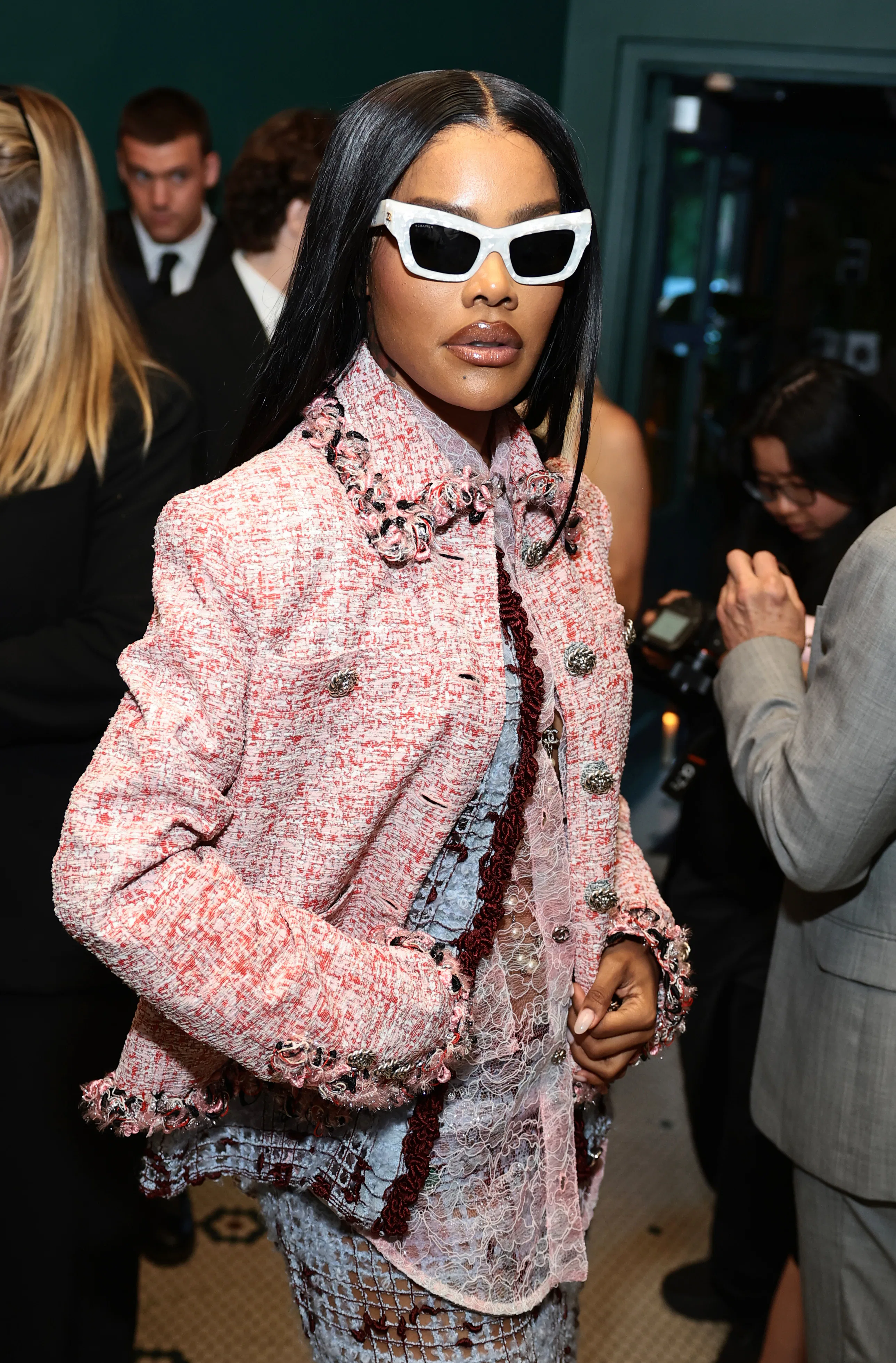 Teyana Taylor präsentiert Chanel Tweed auf zwei ganz unterschiedliche ...