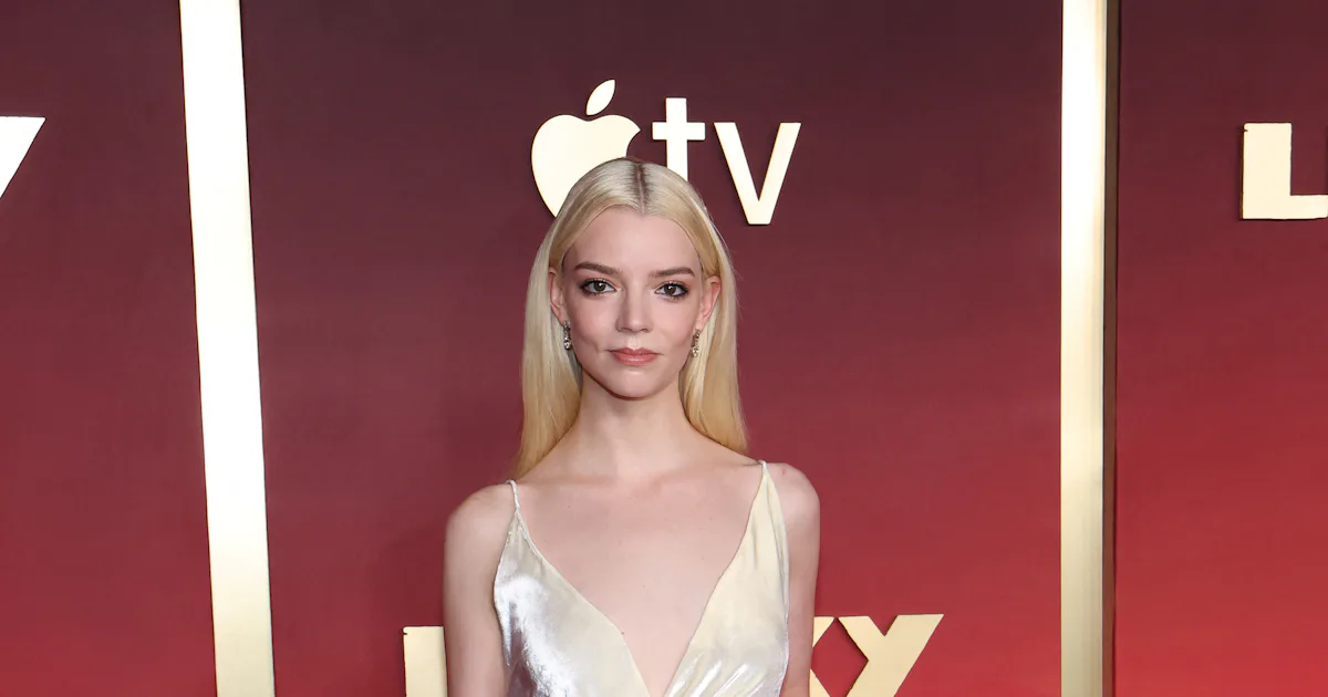 Anya Taylor-Joy spielt mit Champagner-Dressing bei der Premiere von ...