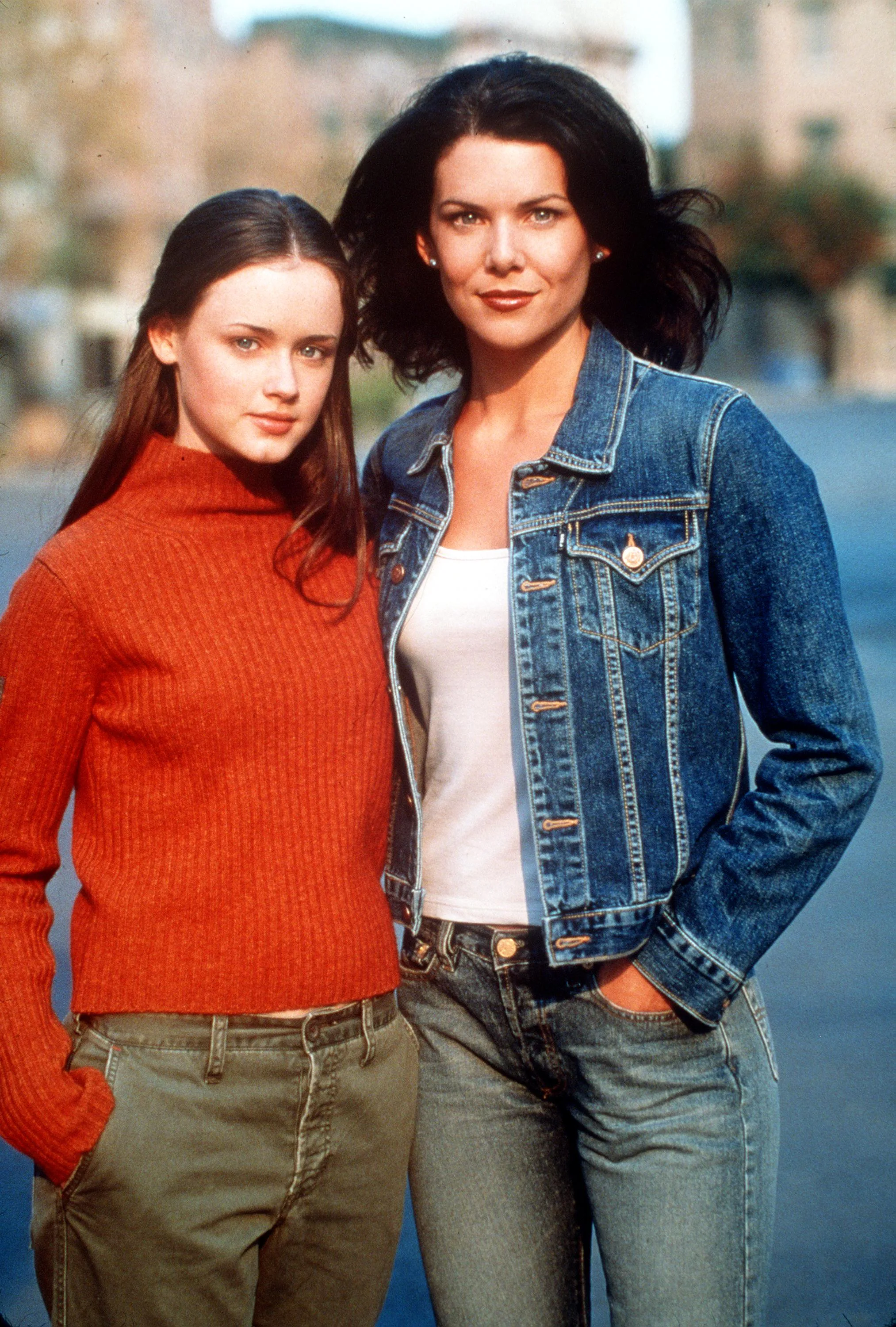 370100 09: Alexis Bledel and Lauren Graham star in Warner Bros. TV series "The Gilmore Girls." (Phot...