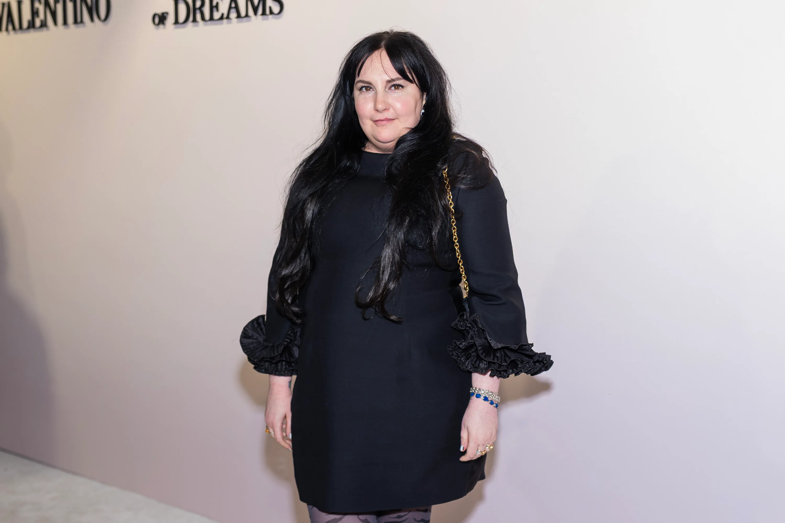 Lena Dunham responded to rumors about her speech at Taylor Swift's wedding.