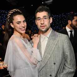 SANTA MONICA, CALIFORNIA - FEBRUARY 07: (L-R) Margaret Qualley and Jack Antonoff attend the 30th Ann...