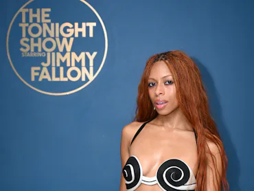 THE TONIGHT SHOW STARRING JIMMY FALLON -- Episode 2328 -- Pictured: Musical guest Ravyn Lenae poses ...