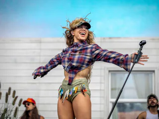 Slayyyter's Lollapalooza 2026 success mirrors Chappell Roan's massive crowd in 2024.