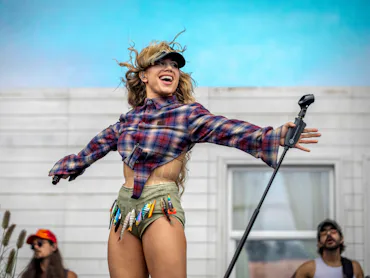 Slayyyter's Lollapalooza 2026 success mirrors Chappell Roan's massive crowd in 2024.