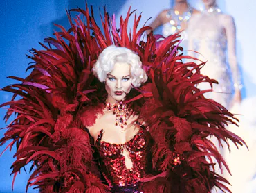 Eva Herzigova in Thierry Mugler's Fall 1995 show