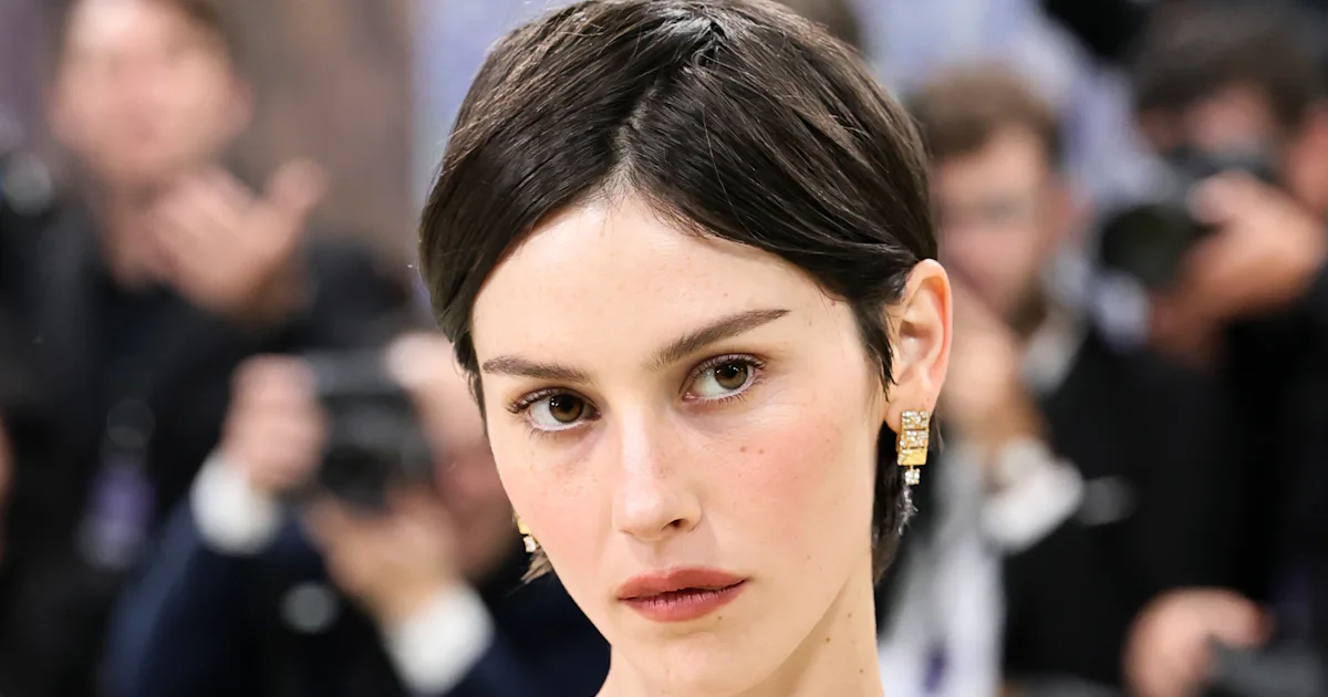 Gracie Abrams' Stilentwicklung: Von Chuck Taylors zu Chanel Couture