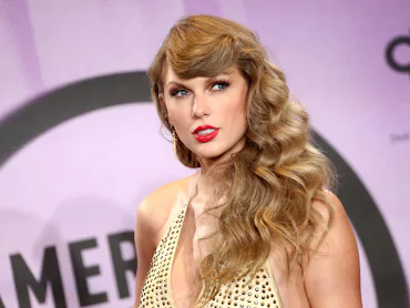 LOS ANGELES, CALIFORNIA - NOVEMBER 20: (EDITORIAL USE ONLY) Taylor Swift, winner of Favorite Pop Alb...