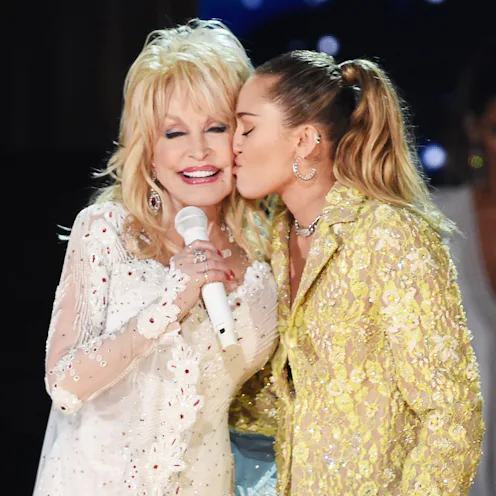 LOS ANGELES, CA - FEBRUARY 10: Dolly Parton (L) and Miley Cyrus perform onstage during the 61st Ann...