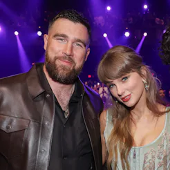 LOS ANGELES, CALIFORNIA - MARCH 26: (FOR EDITORIAL USE ONLY) (L-R) Travis Kelce and Taylor Swift att...