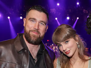 LOS ANGELES, CALIFORNIA - MARCH 26: (FOR EDITORIAL USE ONLY) (L-R) Travis Kelce and Taylor Swift att...