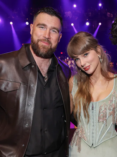 LOS ANGELES, CALIFORNIA - MARCH 26: (FOR EDITORIAL USE ONLY) (L-R) Travis Kelce and Taylor Swift att...