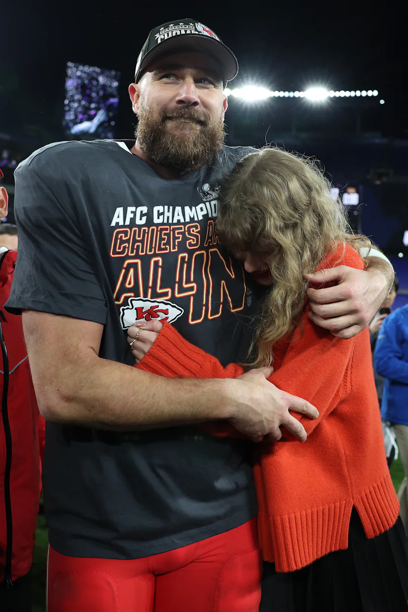 BALTIMORE, MARYLAND - JANUARY 28: Travis Kelce #87 of the Kansas City Chiefs celebrates with Taylor ...