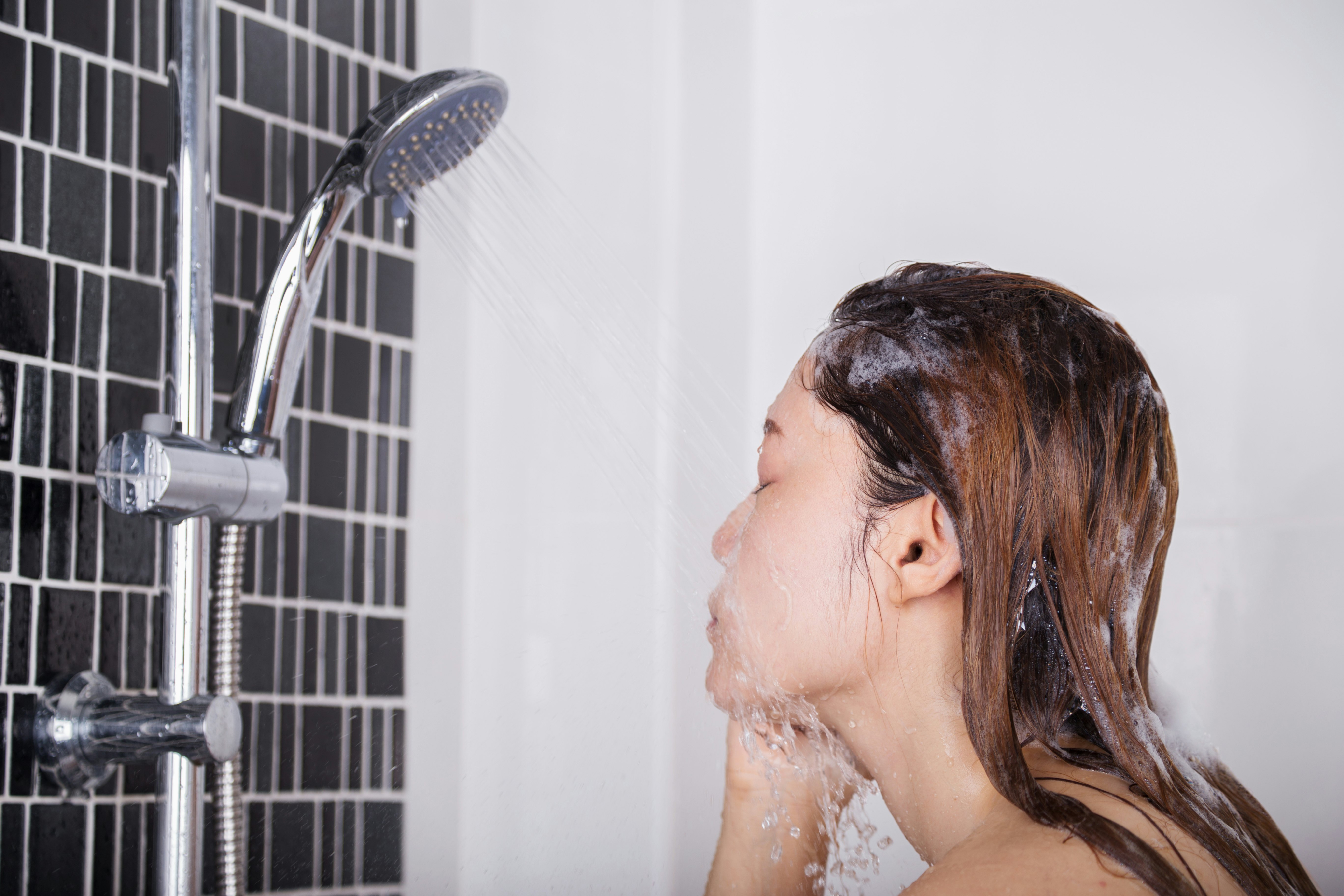 Женщину моют в душе. Волосы в душе. Мокрые волосы в душе. Женщина в душе Стоковая. Красивые волосы в душе.