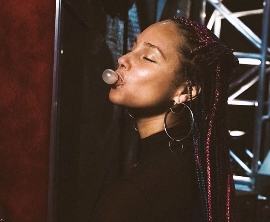 Alicia Keys Has Rainbow Hair It S So Uniquely Her