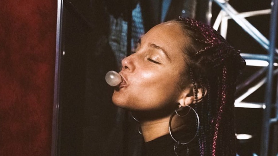 Alicia Keys Has Rainbow Hair It S So Uniquely Her