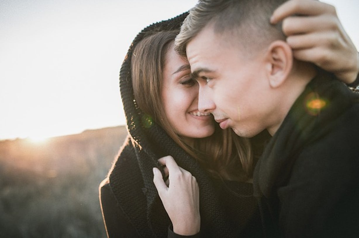 18 Small Gestures That Make Men Want To Be Closer To You, According To ...
