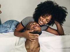 A couple decides which days are safe to have sex to avoid pregnancy.