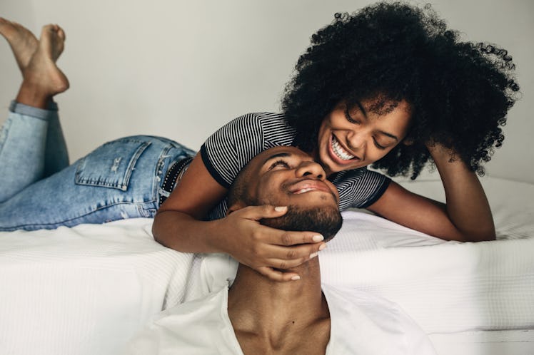 A couple decides which days are safe to have sex to avoid pregnancy.