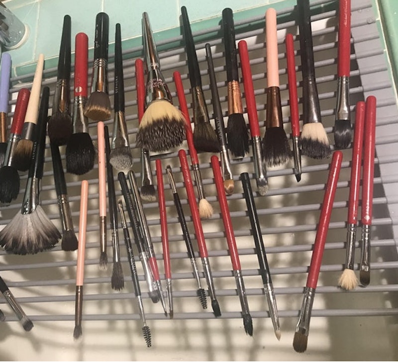 DIY brush holder using a dish drying rack and hair bands. This is a  substitution for the Geneva brush holder. It does the trick. It holds so  many brushes. You guys need