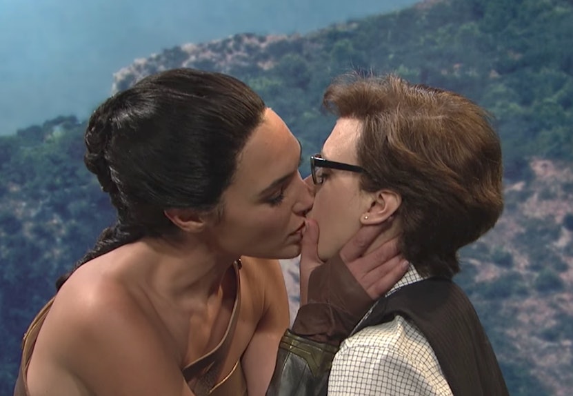 Gal Gadot Kissed Kate Mckinnon On Snl And Everyone Lost It