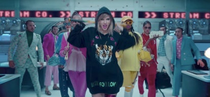 The sweatshirt Gucci with a tiger and Blind for Love by Taylor
