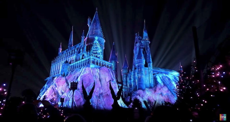 The Wizarding World Of Harry Potter S Christmas Light Show Is Almost Too Magical To Believe