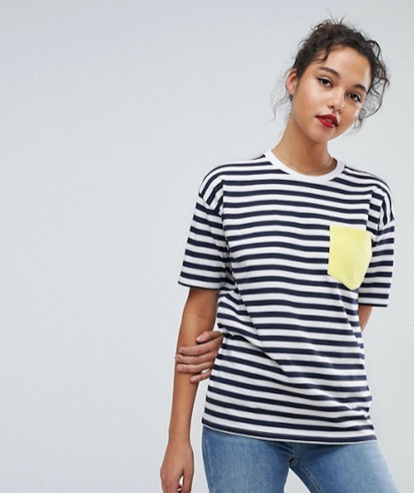 T-Shirt in black and white stripes with yellow contrast pocket