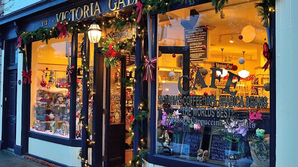 12 Stores Open On Christmas Eve To Fulfill All Your Last Minute