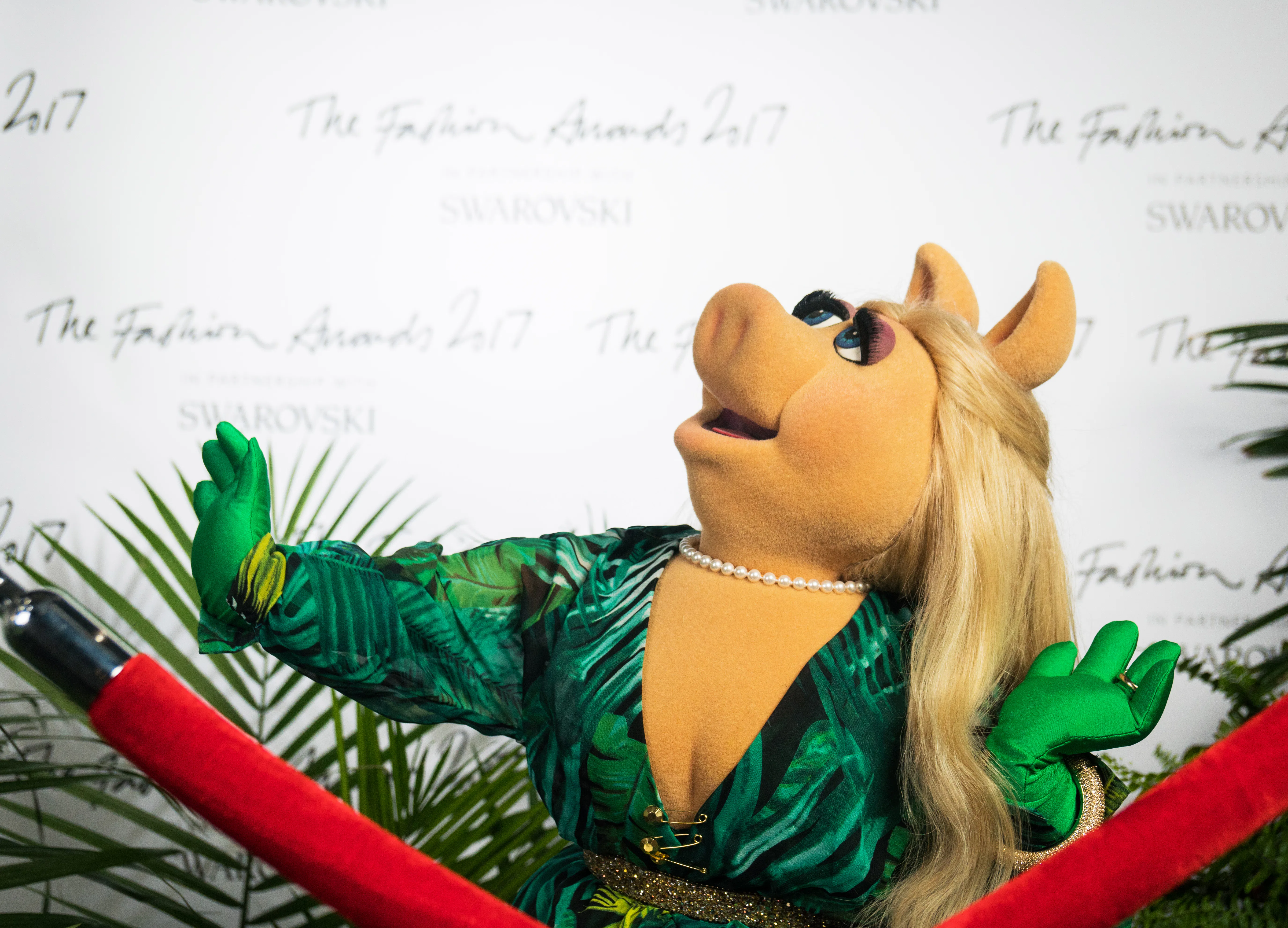 Miss Piggy Reveals Her Secret To Looking So Gorgeous & Her Thoughts On Ex  Kermit The Frog  EXCLUSIVE