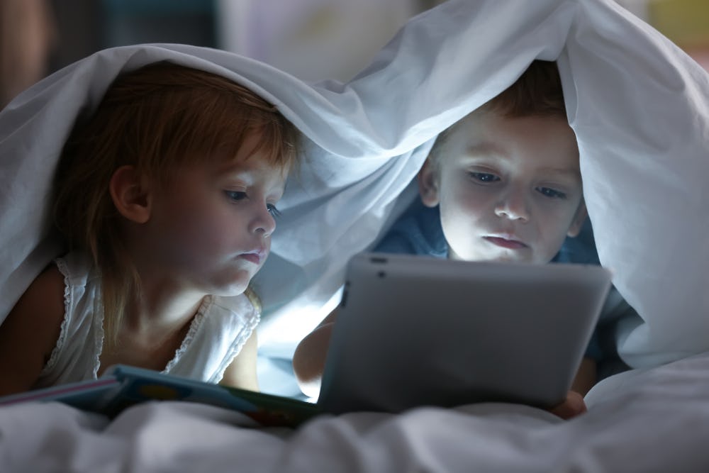 Too Much Screen Time Before Bed Is Affecting How Much Sleep Kids Get ...