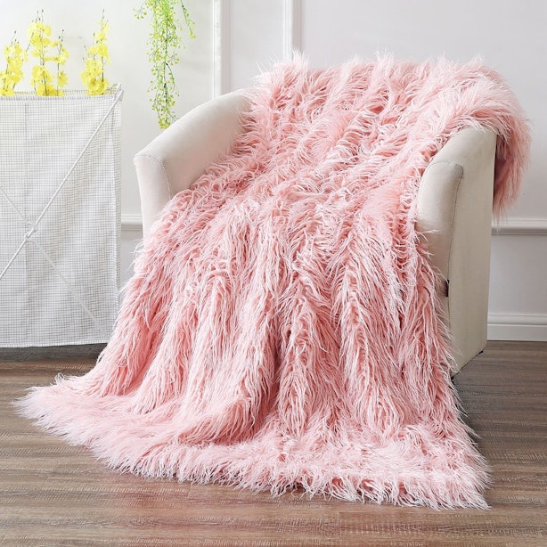 19 Giant Blankets To Buy For The Coziest Winter Ever