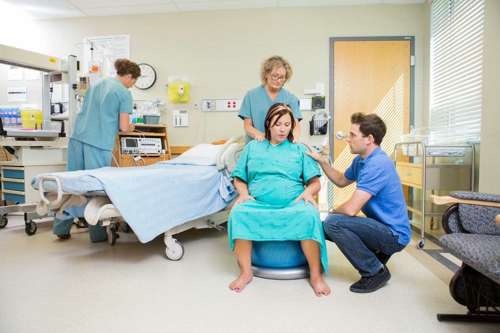 How To Use A Birthing Ball During Labor, According To A Doula