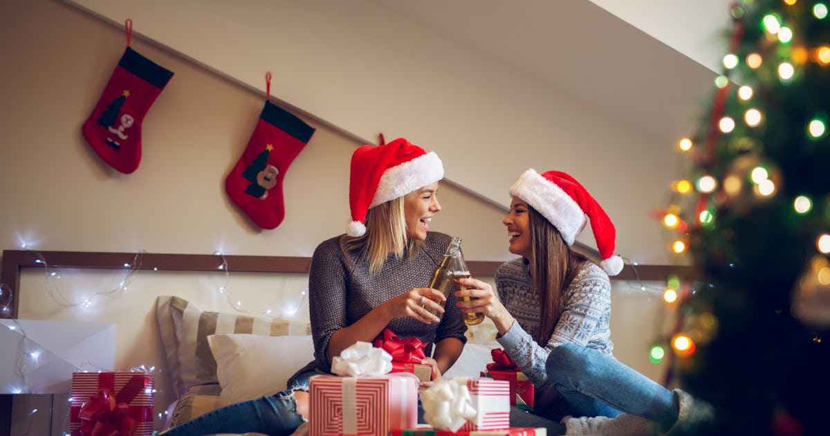8 Things To Do On Christmas With Your Best Friend That Ll Bring On The Holiday Cheer Ideas To Get Your Friends For Christmas