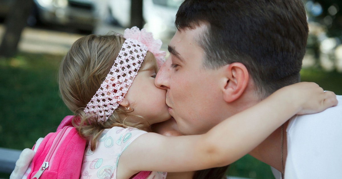 Dad daughter taboo. Поцелуй папу. Папа с дочкой Реал. Поцелуй папы и Дочки.