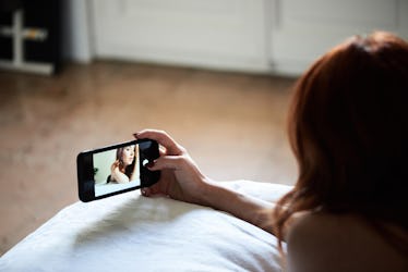 A woman taking a sexy photo to send to her partner in the morning.