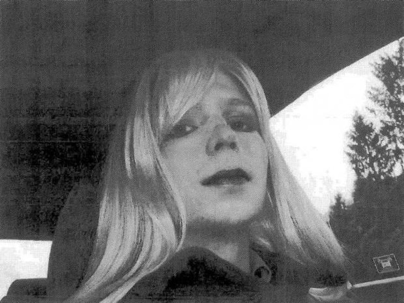 Chelsea Manning Snaps A Cheeky Selfie Outside The Fbi Building Photo