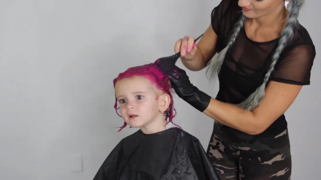 This Awesome Mom Defended The Decision To Let Her Daughter Dye Her Hair