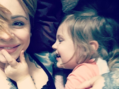 Elle Stanger with her daughter lying in bed