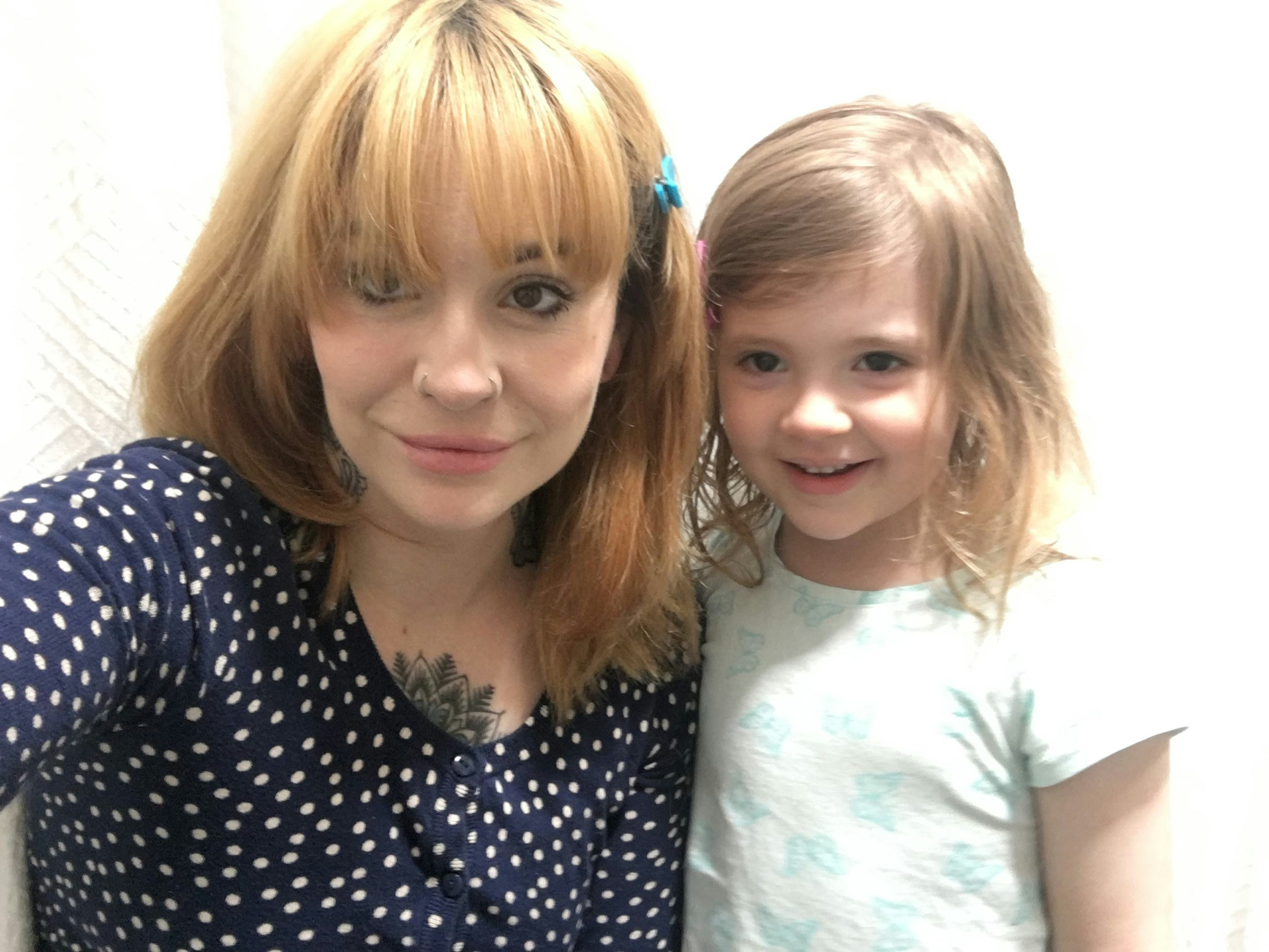  Elle Stanger and her daughter smiling for a photo