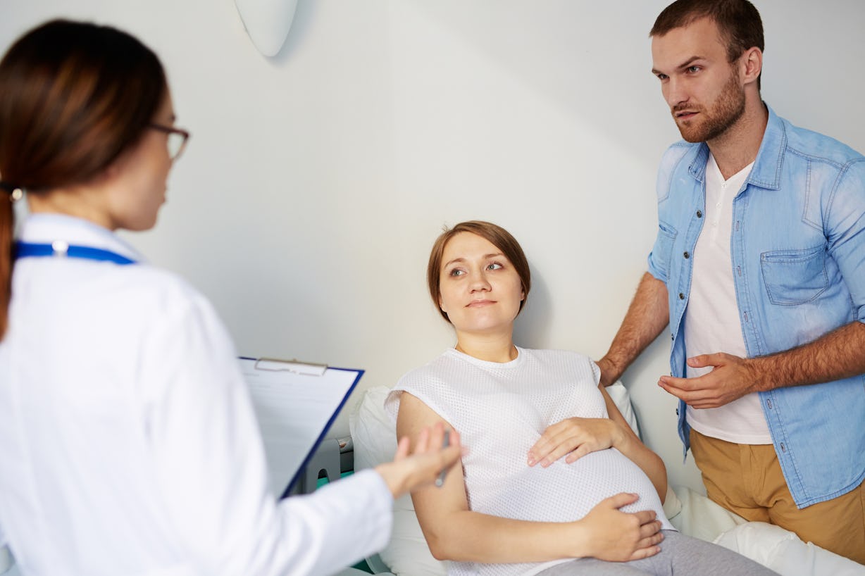 Here's The Checklist Your OB-GYN Goes Through When You Go Into Labor