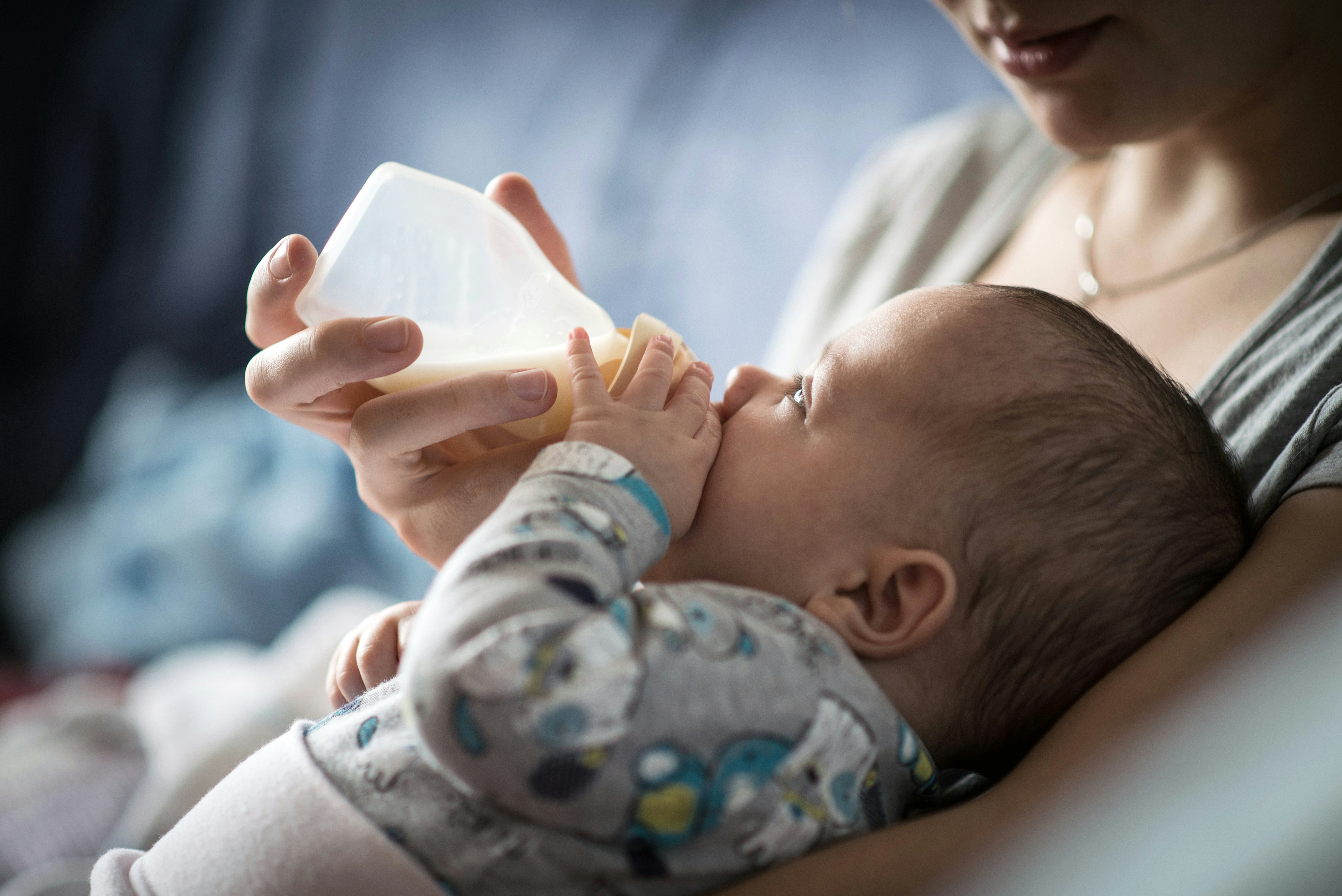 how to switch breastfed baby to bottle