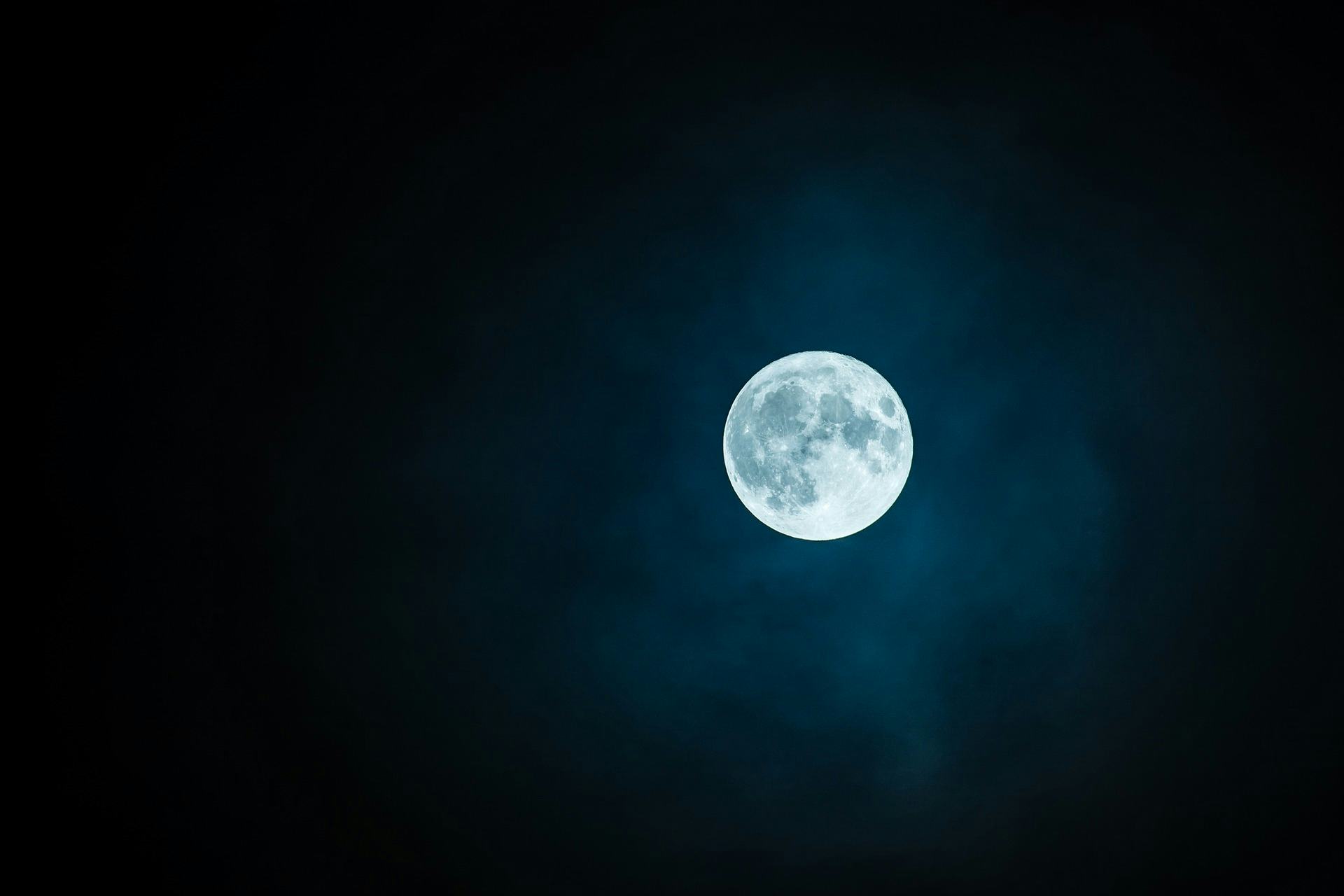 Are You More Likely To Go Into Labor During A Full Moon Science Weighs In
