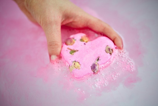 rose bombshell bath bomb