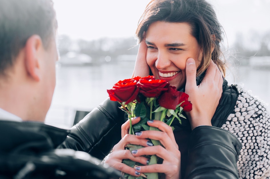 Сонник мужчина подарил. Девушка с розой. Девушка с букетом роз. Мужчина дарит цветы девушке. Мужчина с цветами.