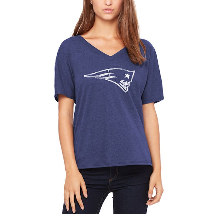 Let Loose by RNL New England Patriots Women's Navy Distressed Primary V-Neck T-Shirt 