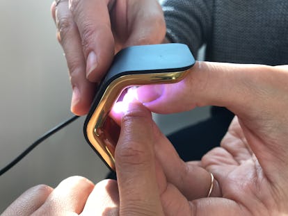 Gel-negleforlængelser sidder under LED-lyset, hvilket hjælper med at fastgøre dem til dine negle og er et mere sikkert alternativ til akryl.