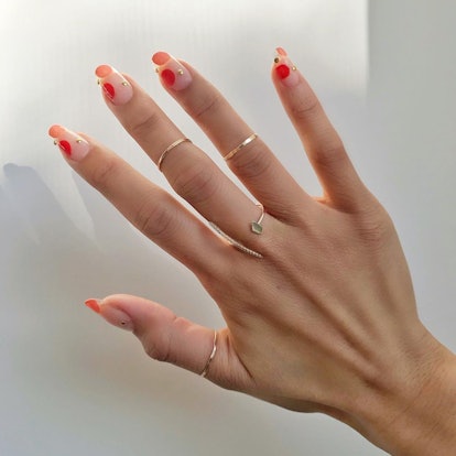 Gel nagelförlängningar kan hålla i upp till tre veckor och är ett säkrare alternativ till akryl, enligt experter.